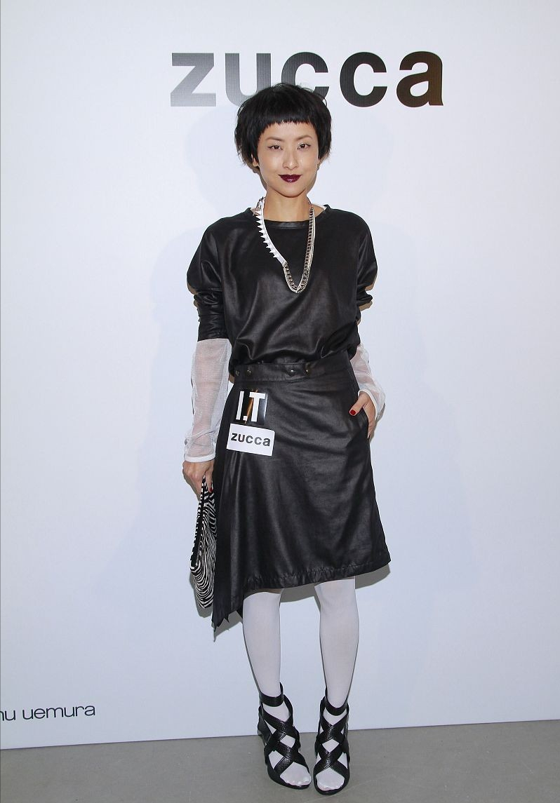 穿衣搭配|陈奕迅妻子的穿搭挺个性，“浆果色”口红看不懂，眉上刘海很抢镜