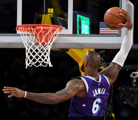 迈克尔·乔丹|詹皇今年12月有多厉害？纵观NBA历史，乔丹来了也压不住