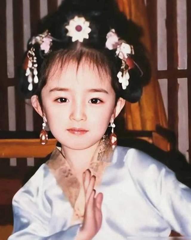 成龙|成龙17年前拍的电动车广告，有谁注意到女配？如今已经红得发紫