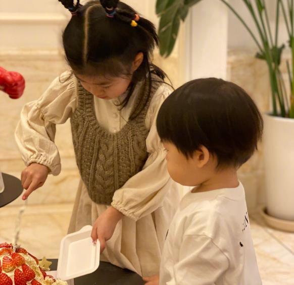 章子怡|章子怡的女儿6岁生日，天真许愿湿了妈妈眼眶，小苹果扎小辫出镜