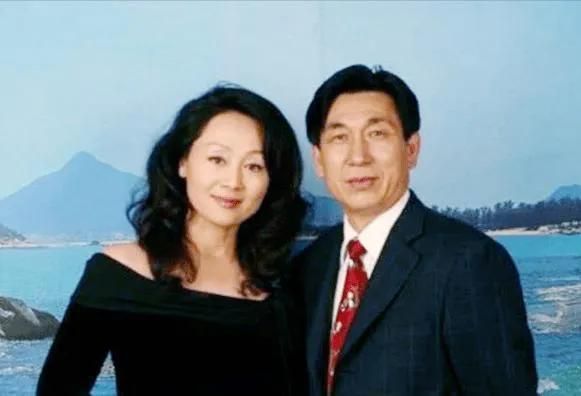 王姬|王姬：28岁嫁初恋，恩爱三十年生两子，幸福背后有心酸和悔恨