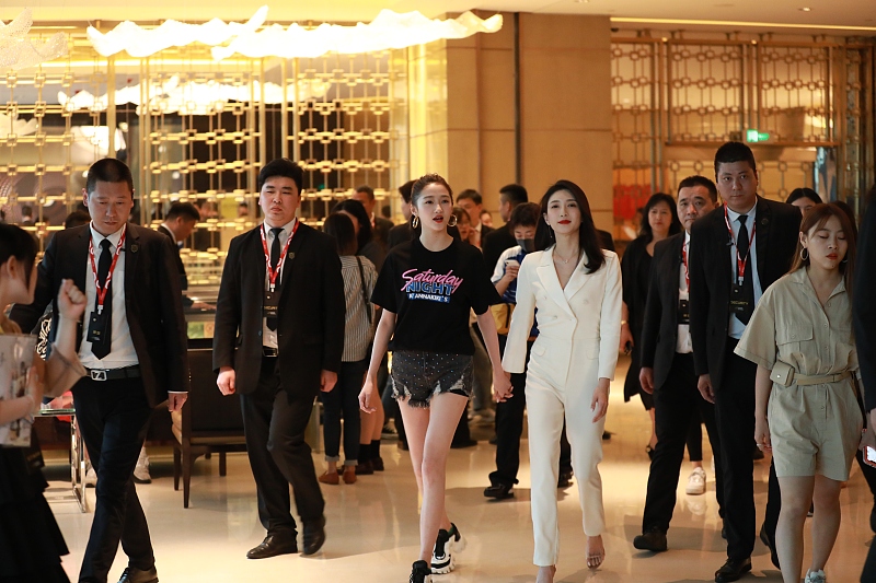 生活赋予情感|关晓彤的人缘还挺好的,就算和江疏影差了9岁,也能成为好朋友