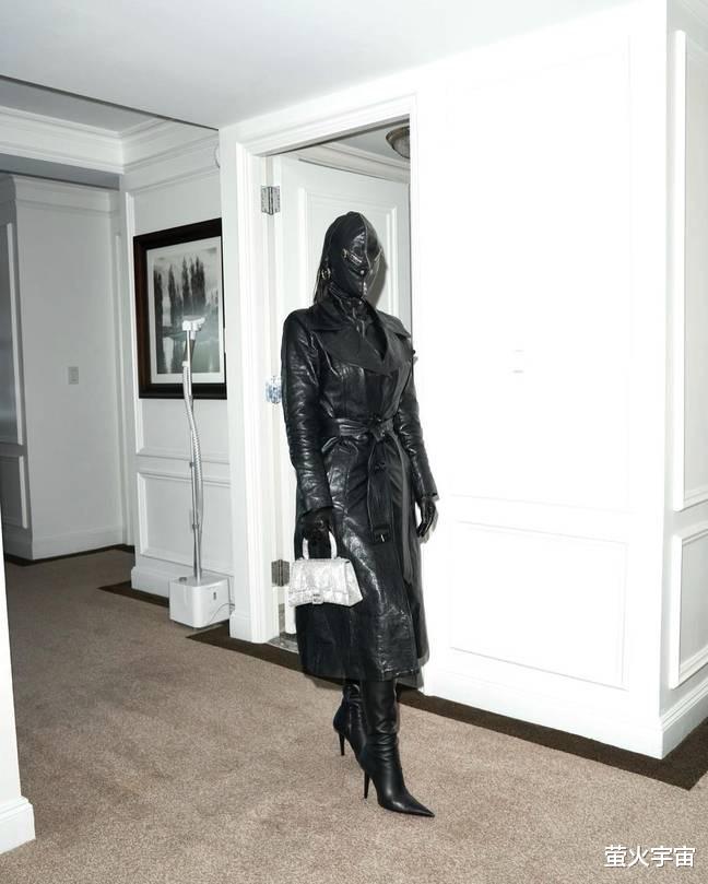 金·卡戴珊|金·卡戴珊宛如巴黎世家代言人，又穿该品牌奇装异服吸睛