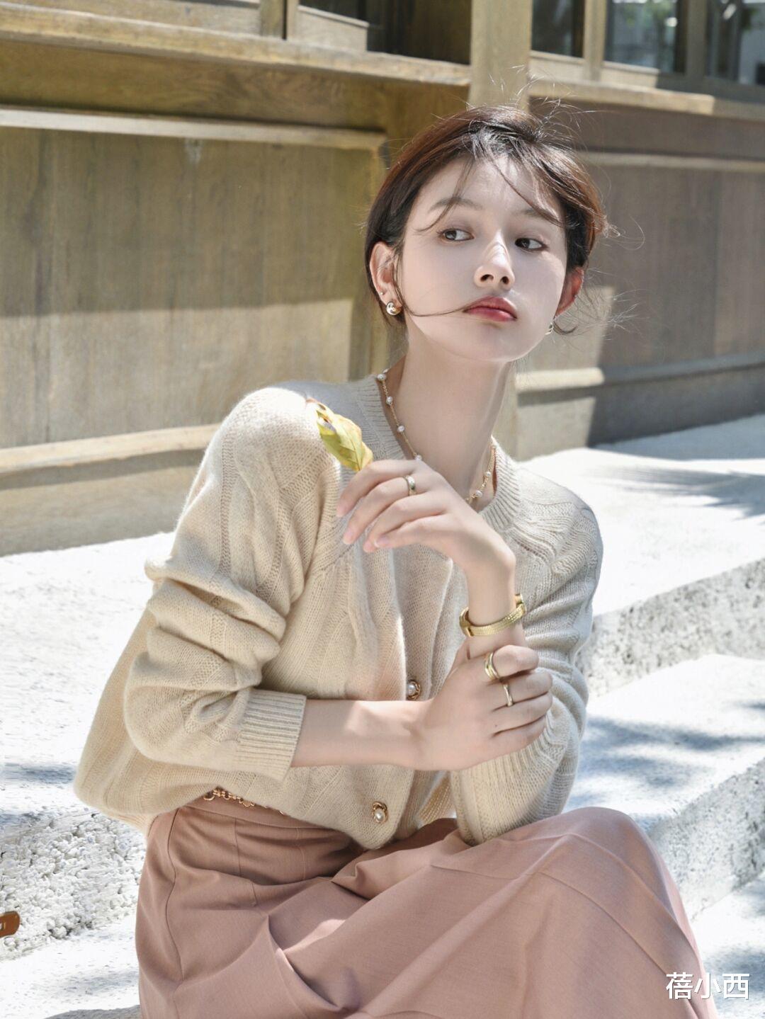 蓓小西|真正的时髦精,入秋第1件外套首选“针织衫”,百搭洋气又高级