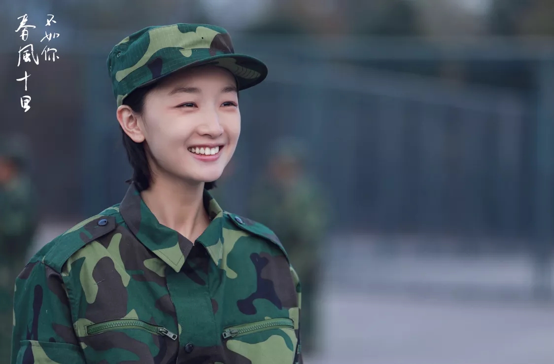 迪丽热巴|40位女明星军装照：赵丽颖金晨英气逼人，热巴娇俏，景甜青春可人