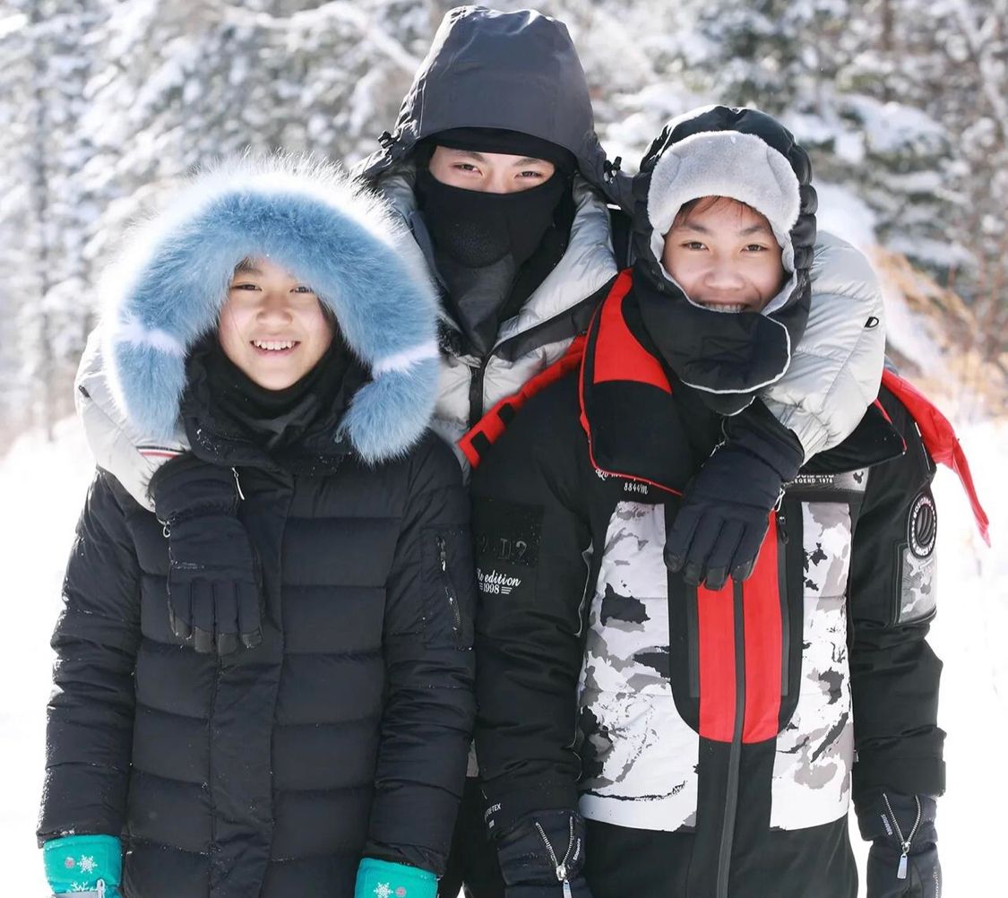 陈婷|张艺谋一家五口雪村度假，陈婷穿白羽绒服好美，女儿站一旁黑不少