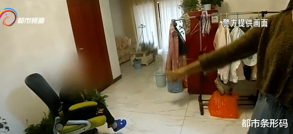 都市条形码 小男孩哭着“串门”  特警寻访帮找家人