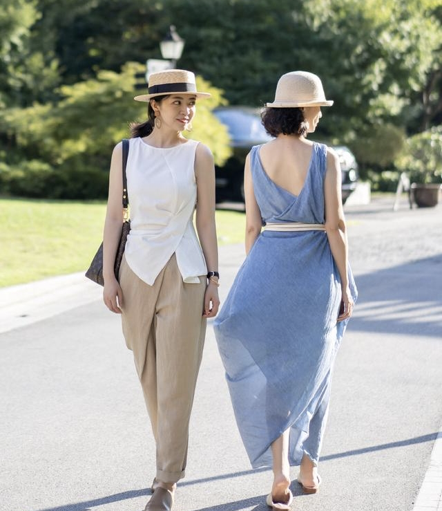 潮帮先生|暑期度假怎么穿才时髦上照？跟三木母女这样穿，每套都值得照搬