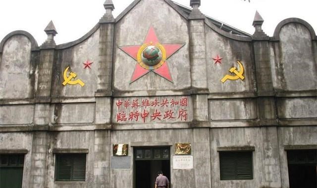 红苹果妈咪 伐木工人偶然得到印章一枚，却引起公安关注，3卡车兵力进行搜山