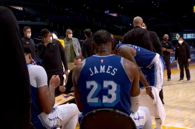 勒布朗·詹姆斯|让位！湖人布置战术，谁注意詹姆斯举动：不愧联盟第一人