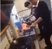 萌宠欢乐多 第一次见这样刷碗的，很是暴力！