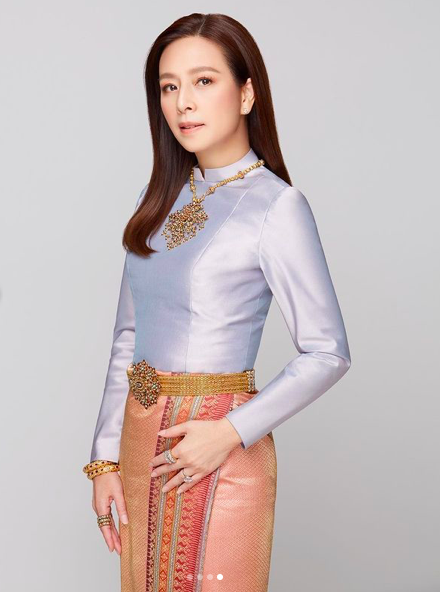 时尚风行派|泰国华裔富婆精修照似假人!清纯明星脸不像55岁,迷得泰王眼直勾