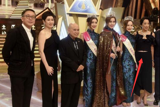 朱玲玲|朱玲玲现身港姐冠军赛，露脐装配绿宝石富气足，肚子高凸撑出一条缝