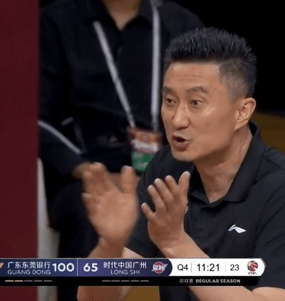 |就当你不认识我！二飞上丢必进球！杜指导带头嘲讽：你们快看，这人太菜了