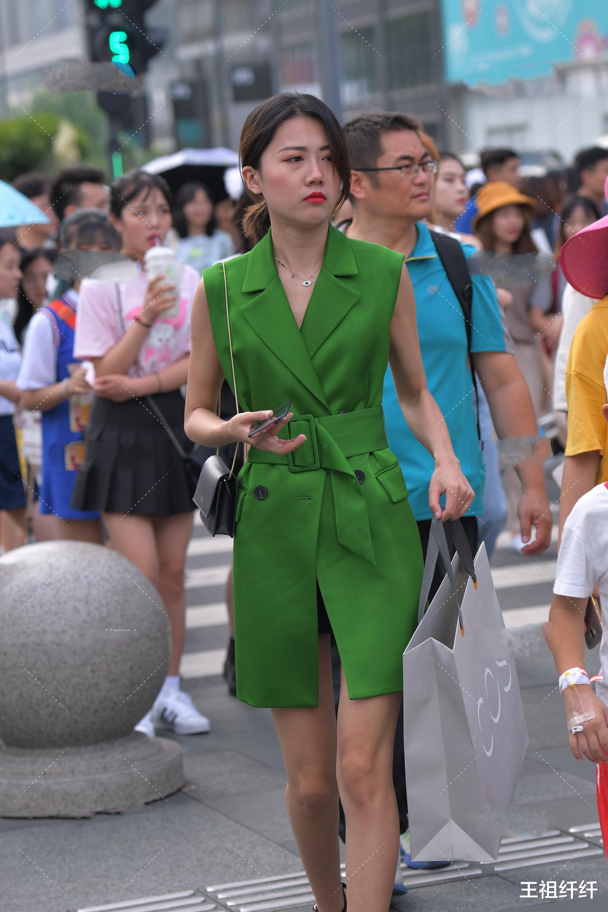 西装|绿色西装领连衣裙，收腰设计很显瘦，职业女性的职业装