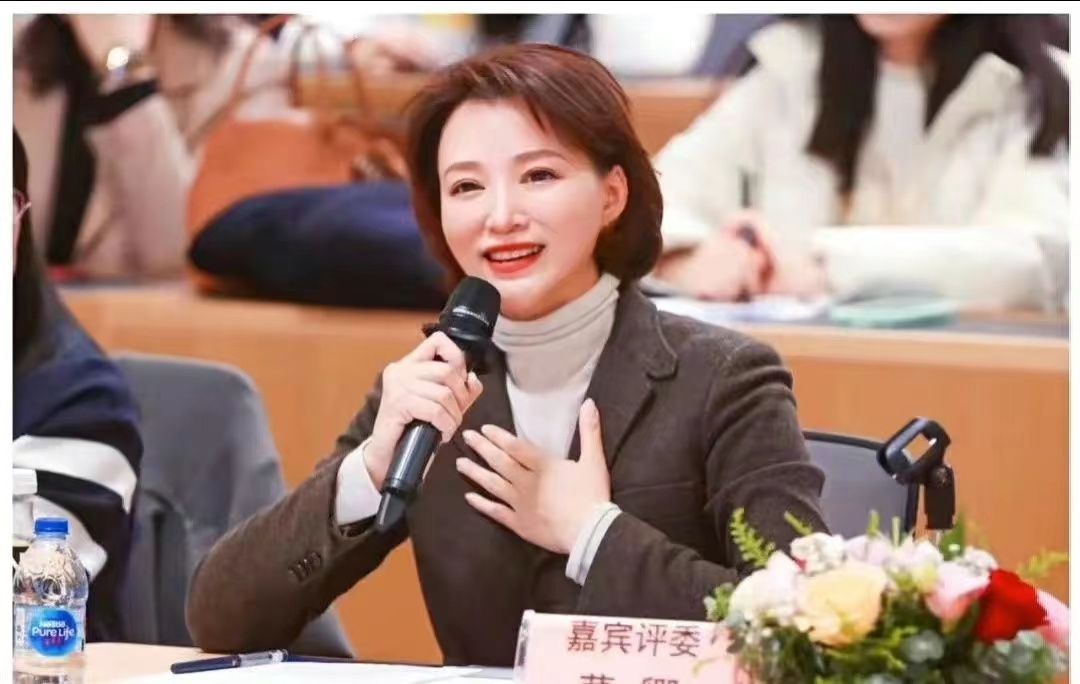 西装|48岁董卿吃胖了!呢子西装穿得紧绷显现医美鼓脸,满满女干部气息