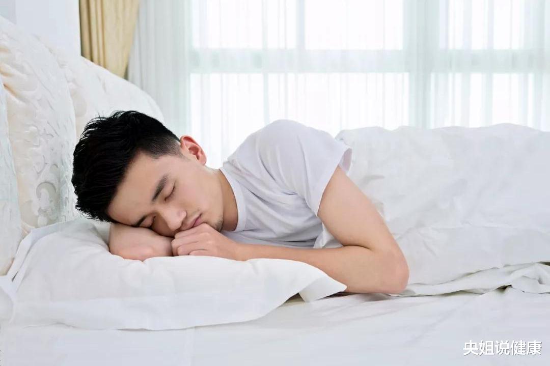 睡眠|熟睡时，为什么身体会突然抖一下，像是踩空了一样？医生说出原因