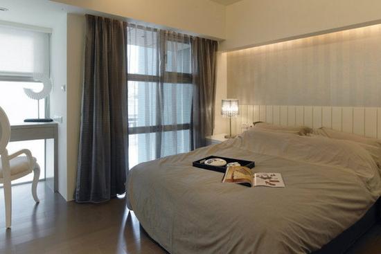 小白的快乐生活 好友起床洗漱，男子发现好友的女友在睡觉，随后伸出狼爪