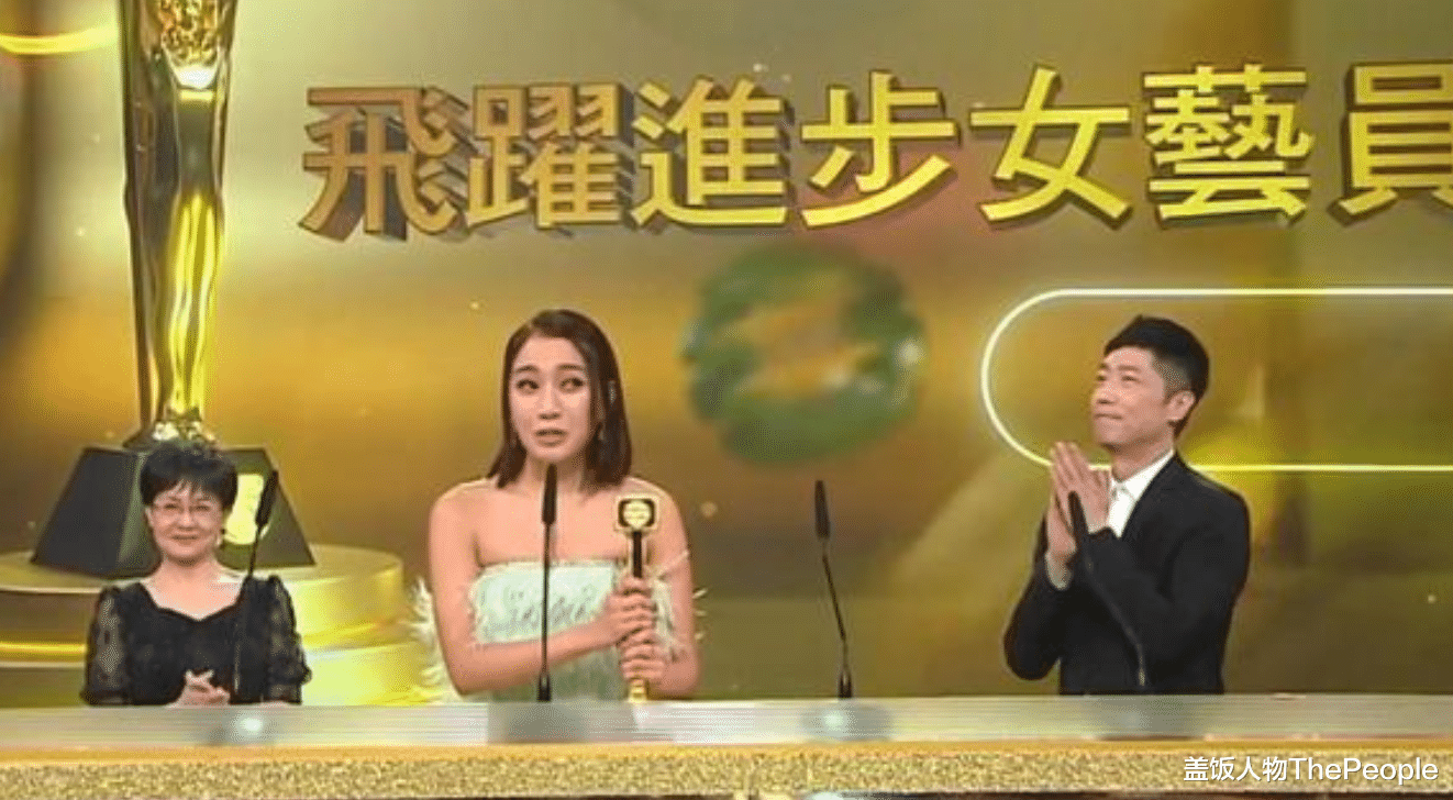 TVB|TVB红毯变影楼风？钟嘉欣混搭辣眼，滕丽名裹貂，马国明撞款服务员