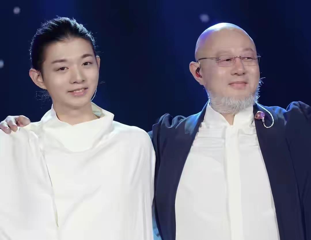 霍尊|霍尊被迫退出娱乐圈，陈露和闺蜜的小动作为何没人注意