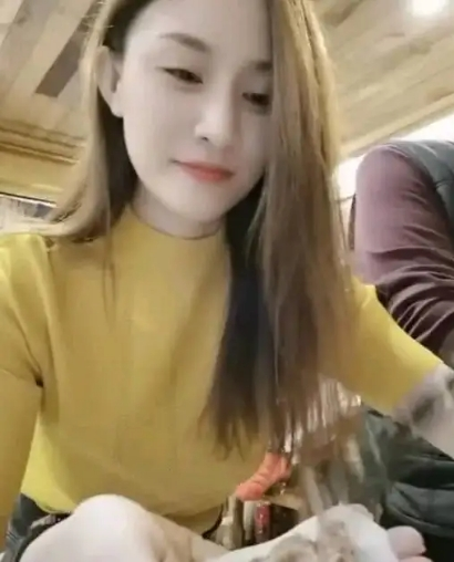 贾冰|三次登上春晚，贾冰“老牛吃嫩草”？与妻子同框如\父女\