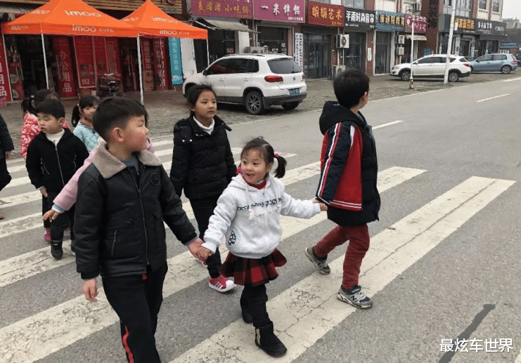 他的一停一抱，瞬间救回了两条生命，向司机师傅说声感谢