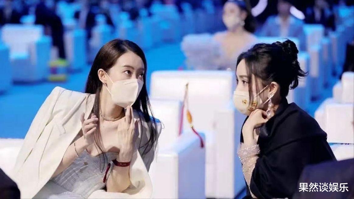 张小斐|明星不红时多惨？邓伦出席活动站边缘，肖战自己面试小影楼拍写真