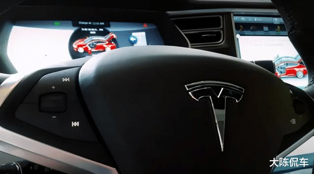 特斯拉model3 现实版鲁智深倒拔垂杨柳,特斯拉 Model 3无视石墩直接撞向公交车