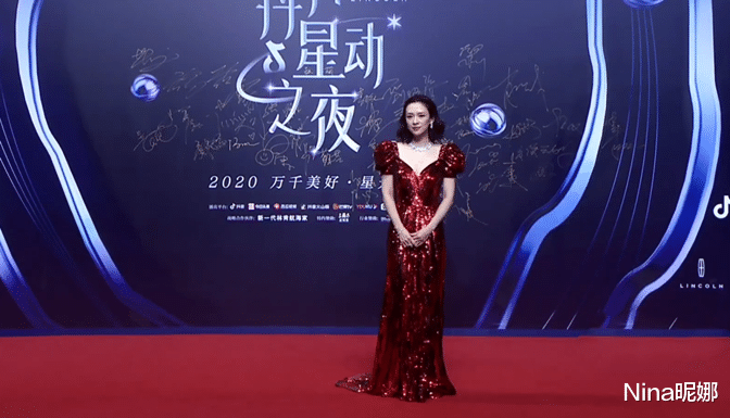 连体裤|章子怡首次上王牌就开挂，穿白色连体裤扎马尾牵手认证花花，真怕汪峰吃醋