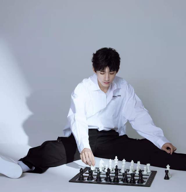 秦岚|古装男神被曝税务问题！不肯降片酬致项目停拍，惹怒制片人大爆料