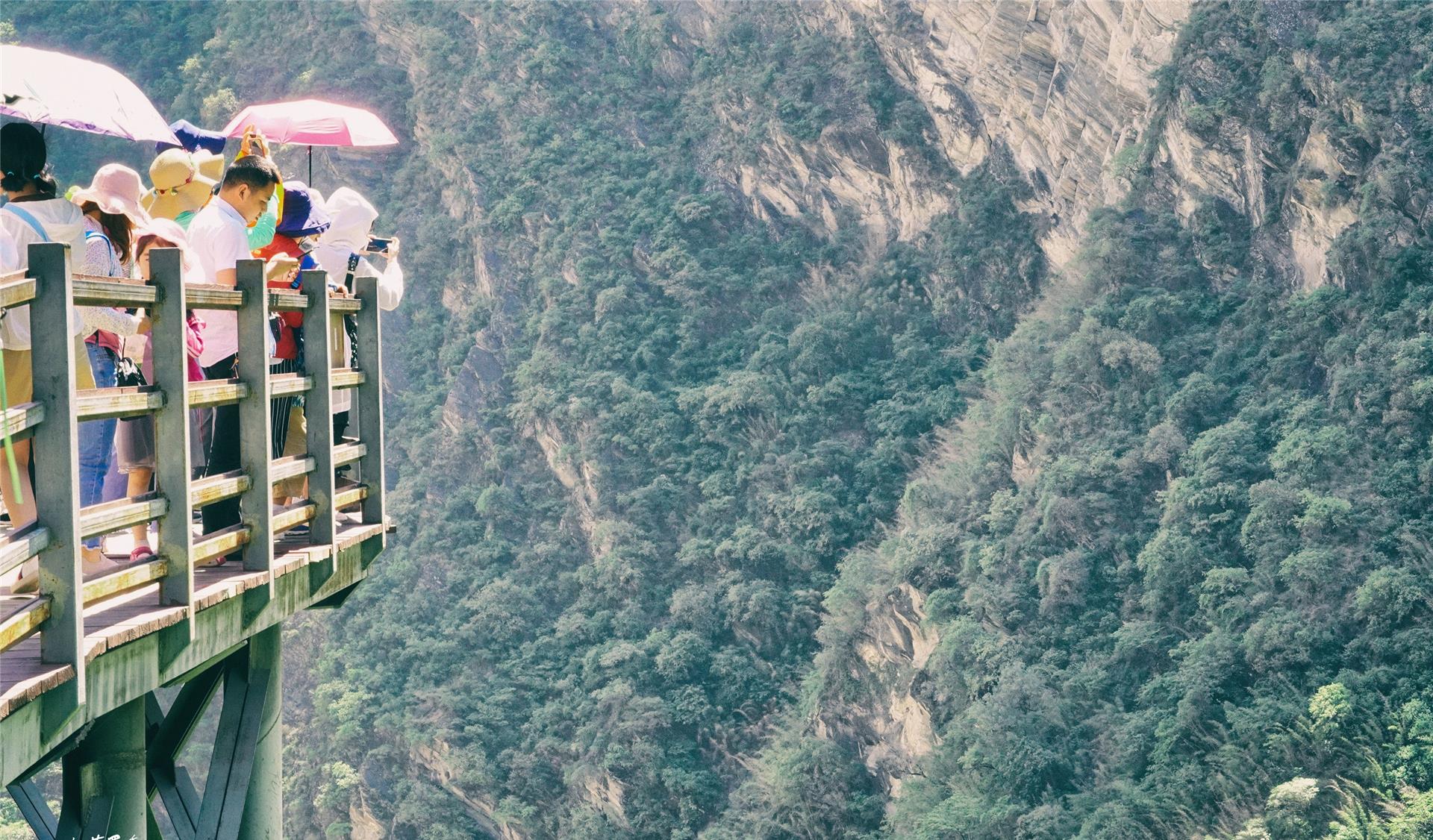 虎跳峡 虎跳峡终于重新开放了,它最凶险的时候到了,它狂暴起来势不可挡