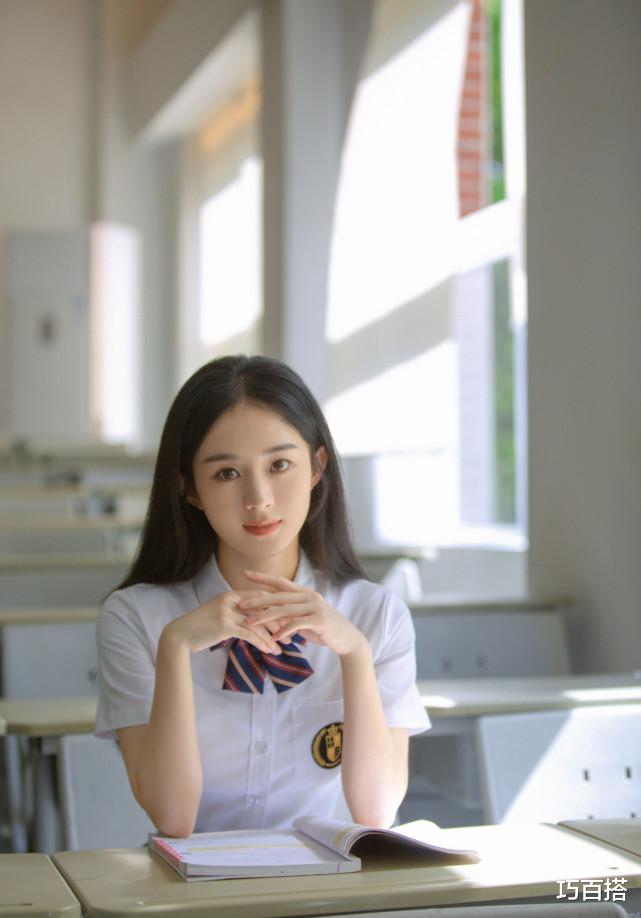 巧百搭|赵丽颖晒美照，小圆脸精致又可爱，穿羽毛裙变身小仙子