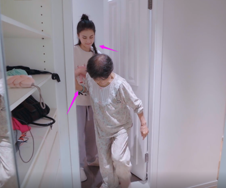 黄圣依|黄圣依3进婆婆房门帮洗澡太感人？看清她脸上微表情网友：戏一场！