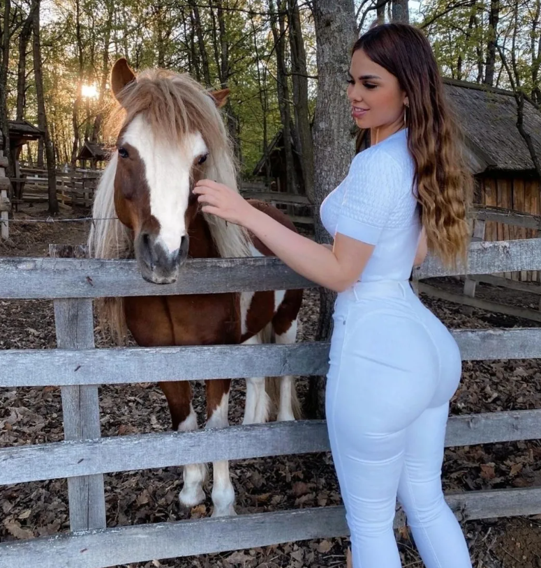 秦始皇|00后女孩,拥有漫画身材?每周4练你也可以