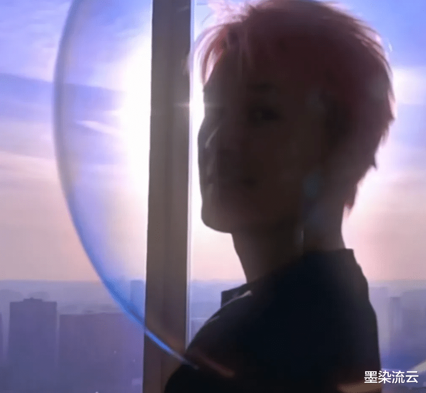 吴克群|吴克群真是陷进去了，一把年纪了还玩浪漫，内心满满都是粉红泡泡