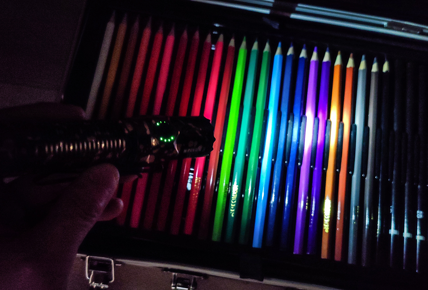 電池|彩裝硬漢、性能強悍：傲雷武士3戰術手電