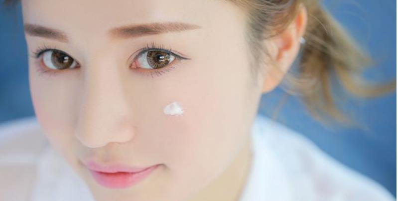 齐刘海|化妆后起皮、斑驳、卡粉？选对“妆前乳”很重要，这份攻略请收好