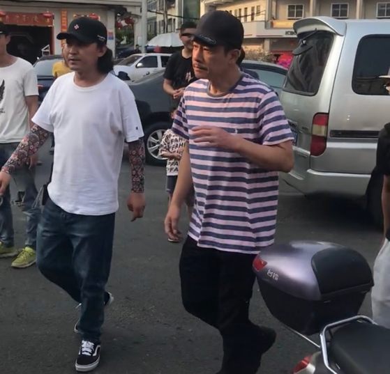 刘亦菲|陈小春现身海南文昌，为人低调还礼让电动车，完全不摆架子