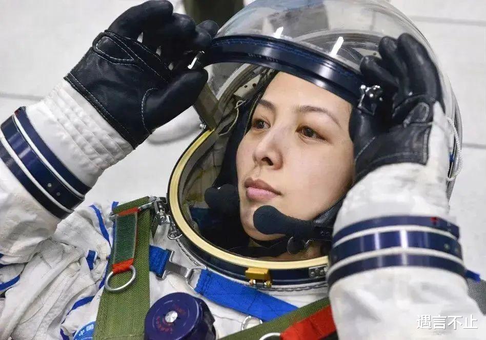 地球上有多少女孩,透过王亚平的眼睛望向宇宙?