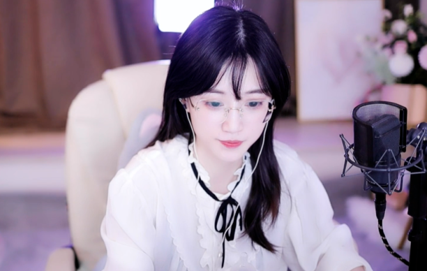 steam|沫子18岁青春照曝光,太嫩了,网友:另一个LOL美女主播,一样嫩