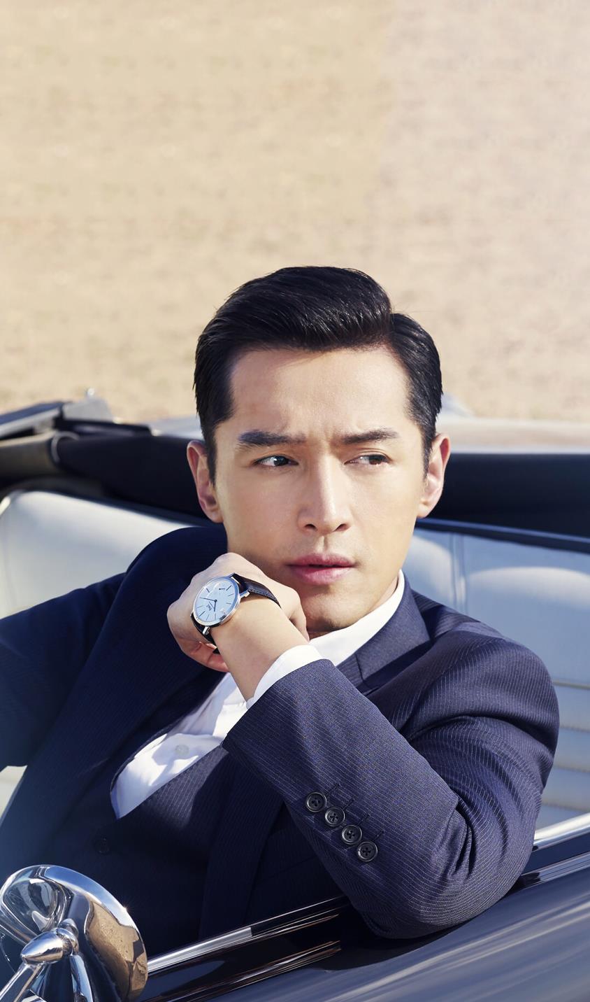 胡歌|胡歌拒接演“梅长苏”，铁粉抱zhe小说探班苦劝终于打动他