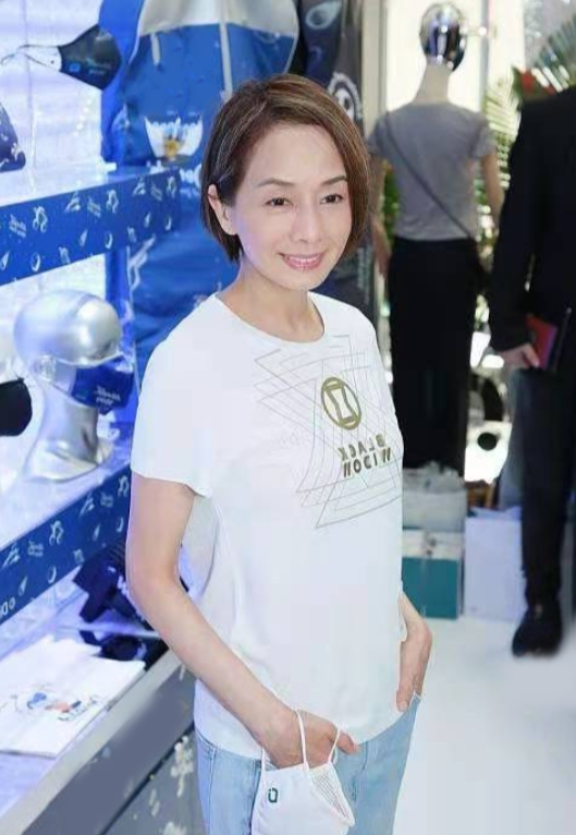美人哒|61岁毛舜筠才是不老女神,白T恤配牛仔裤,简简单单穿出青春活力
