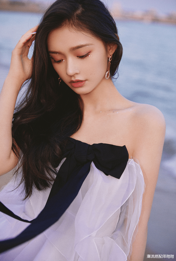 李宇春|金鸡奖：关晓彤礼服又没选对，金晨也太美了，李宇春穿了个啥