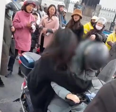 女孩|妈妈不给买苹果手机，女儿当街对妈妈大打出手，真相让人气愤