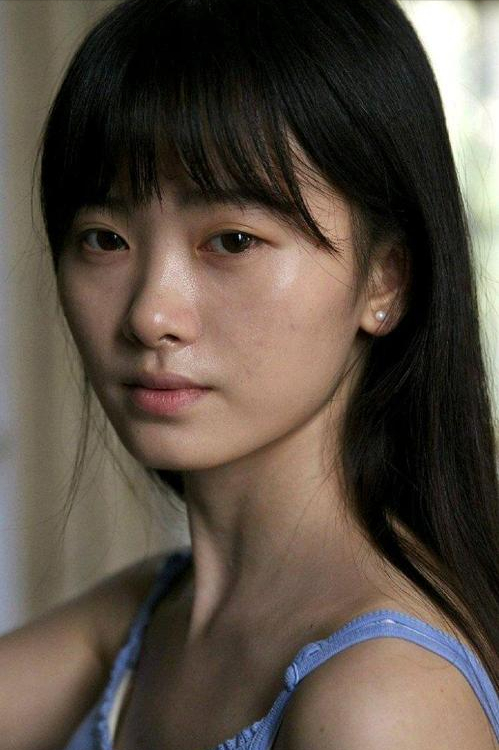 鞠婧祎|鞠婧祎的“绿茶坐姿”爆火，膝盖与肩膀平行，体重过百的人模仿不来