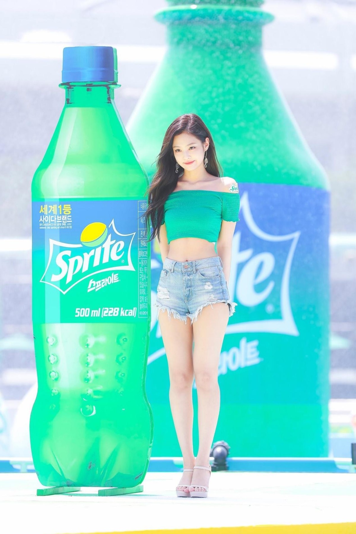 金智妮|blackpink成员金智妮真瘦,穿露腰装+短裤,上短下长比例真惊艳