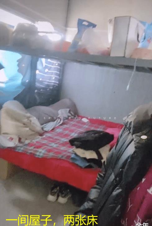 河南小夫妻到浙江打工,2对夫妻住1间屋,“不尴尬吗”