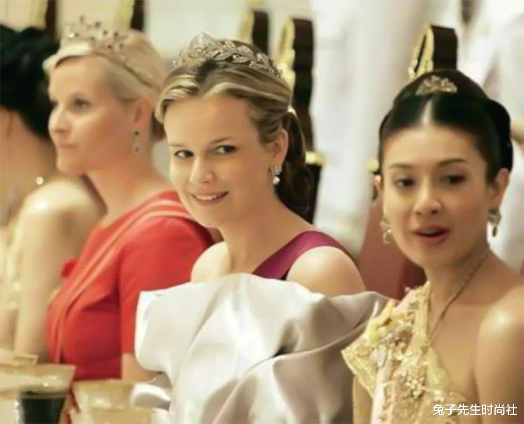 兔子先生时尚社 王室最新爆料西拉米地位并不低，泰王眷顾他们母子，苏提达很无奈