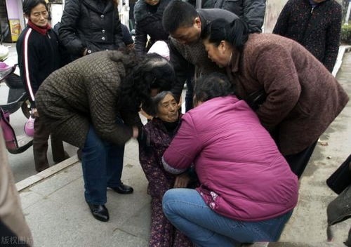 空闲资讯 老人摔倒无人扶，真相来了