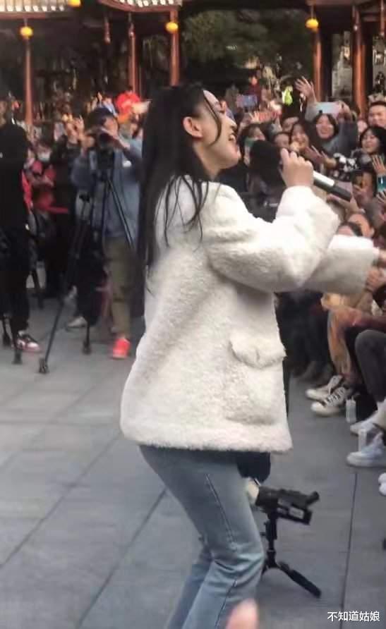 黄圣依|黄圣依商演照片曝光，现场简陋，网友：比你有钱还比你拼